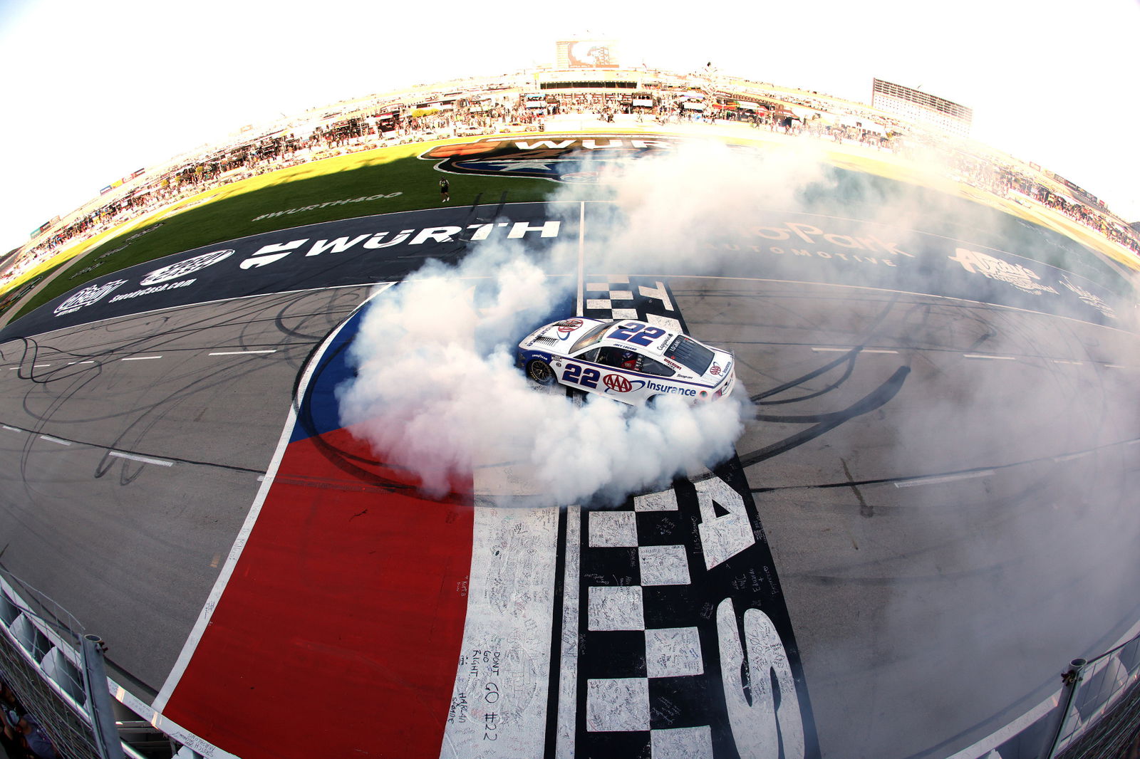 Van Gisbergen avoids trouble in Texas crash-fest